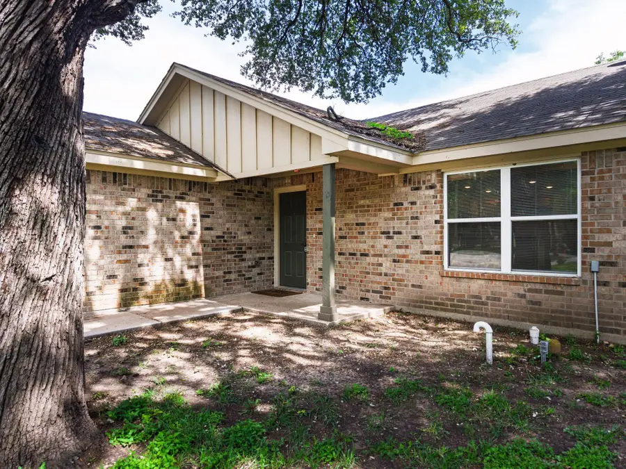 908 E Avenue B, Lampasas, TX 76550 - #3