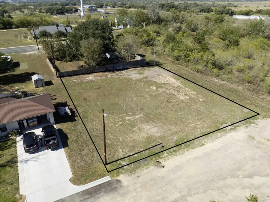 305 & 307 N Upton Ave, Schulenburg, TX 78956 - #3