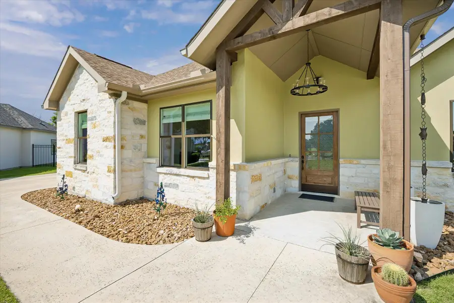 906 Canyon Oak Cir, Marble Falls, TX 78654 - #2