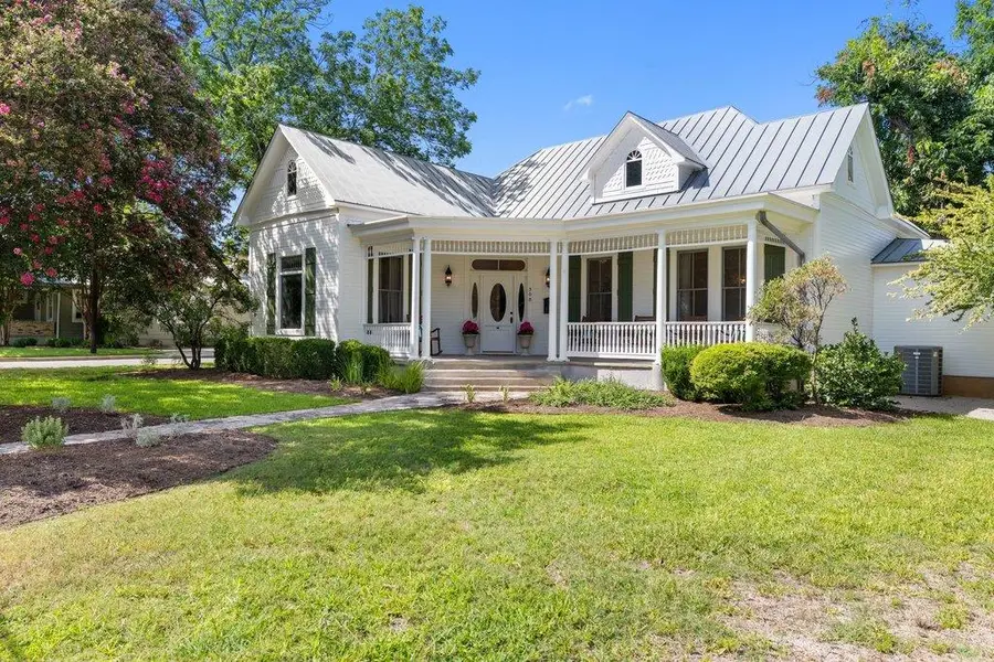 308 E Travis St, Fredericksburg, TX 78624 - #3
