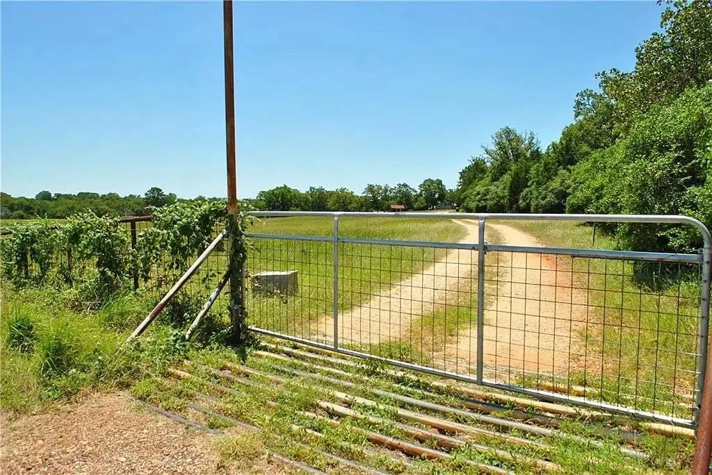 21741 E Interstate 10, Luling, TX 78648 - #1