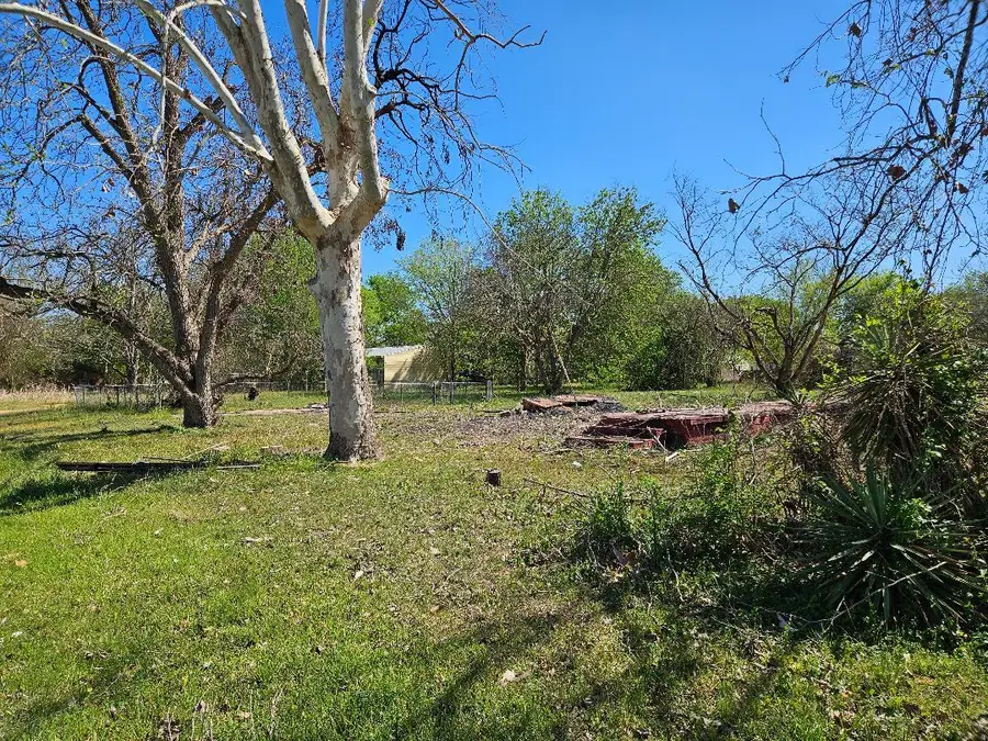 201 Harris St, Smithville, TX 78957 - #2
