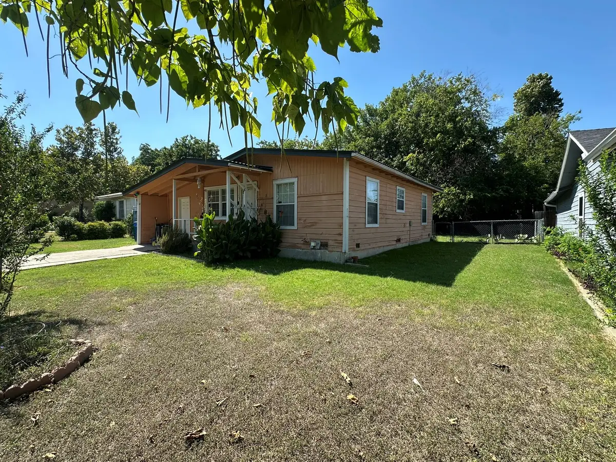 704 Otis St, Taylor, TX 76574 - #1