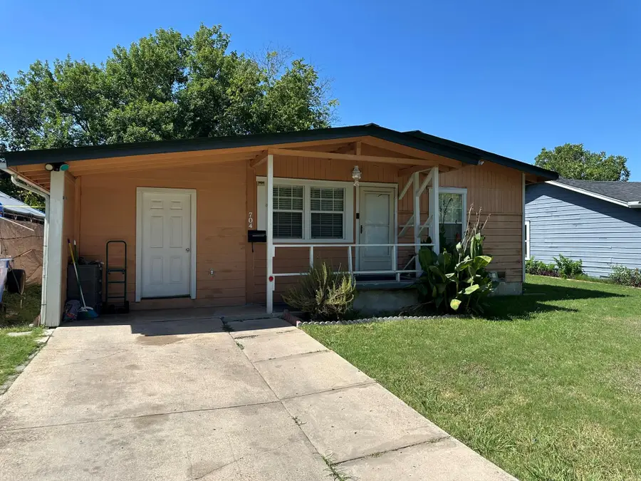 704 Otis St, Taylor, TX 76574 - #2
