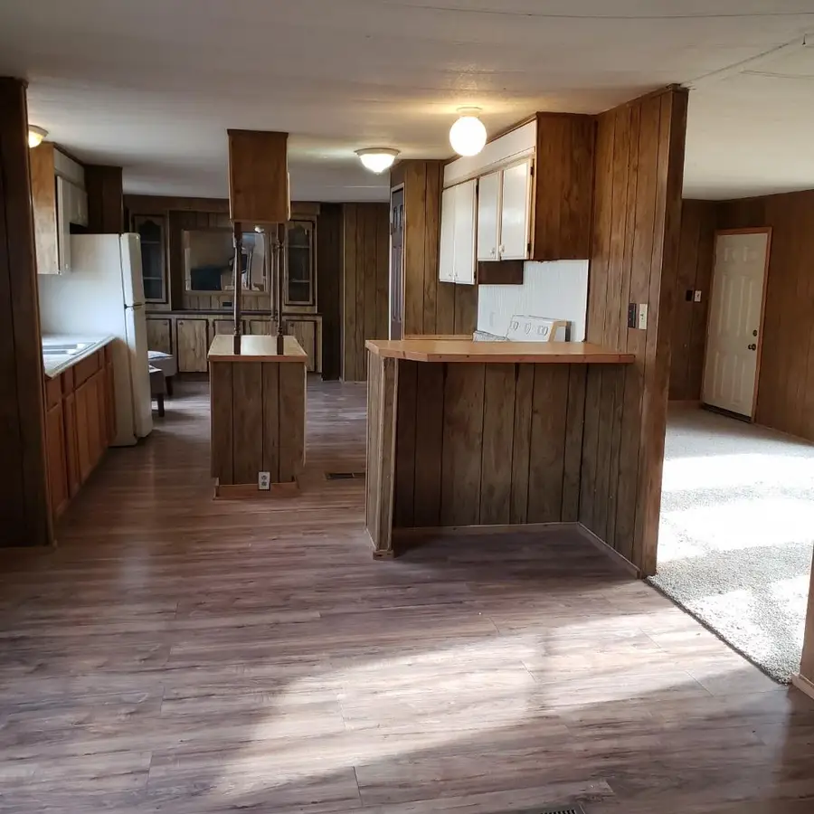 301 S Johnson Ave, Thorndale, TX 76577 - #2
