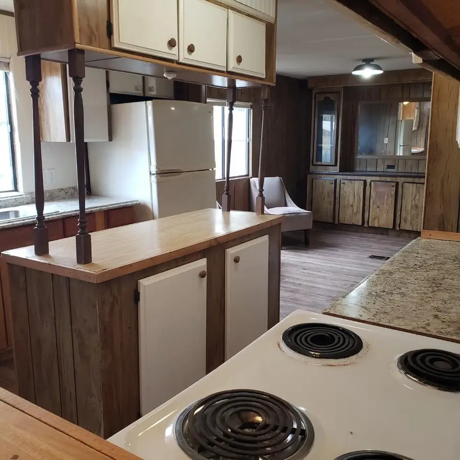 301 S Johnson Ave, Thorndale, TX 76577 - #3