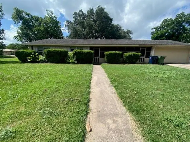 605 E Kerr St E, Burnet, TX 78611 - #1