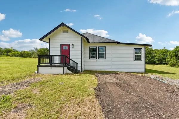 507 W 1st St, Flatonia, TX 78941