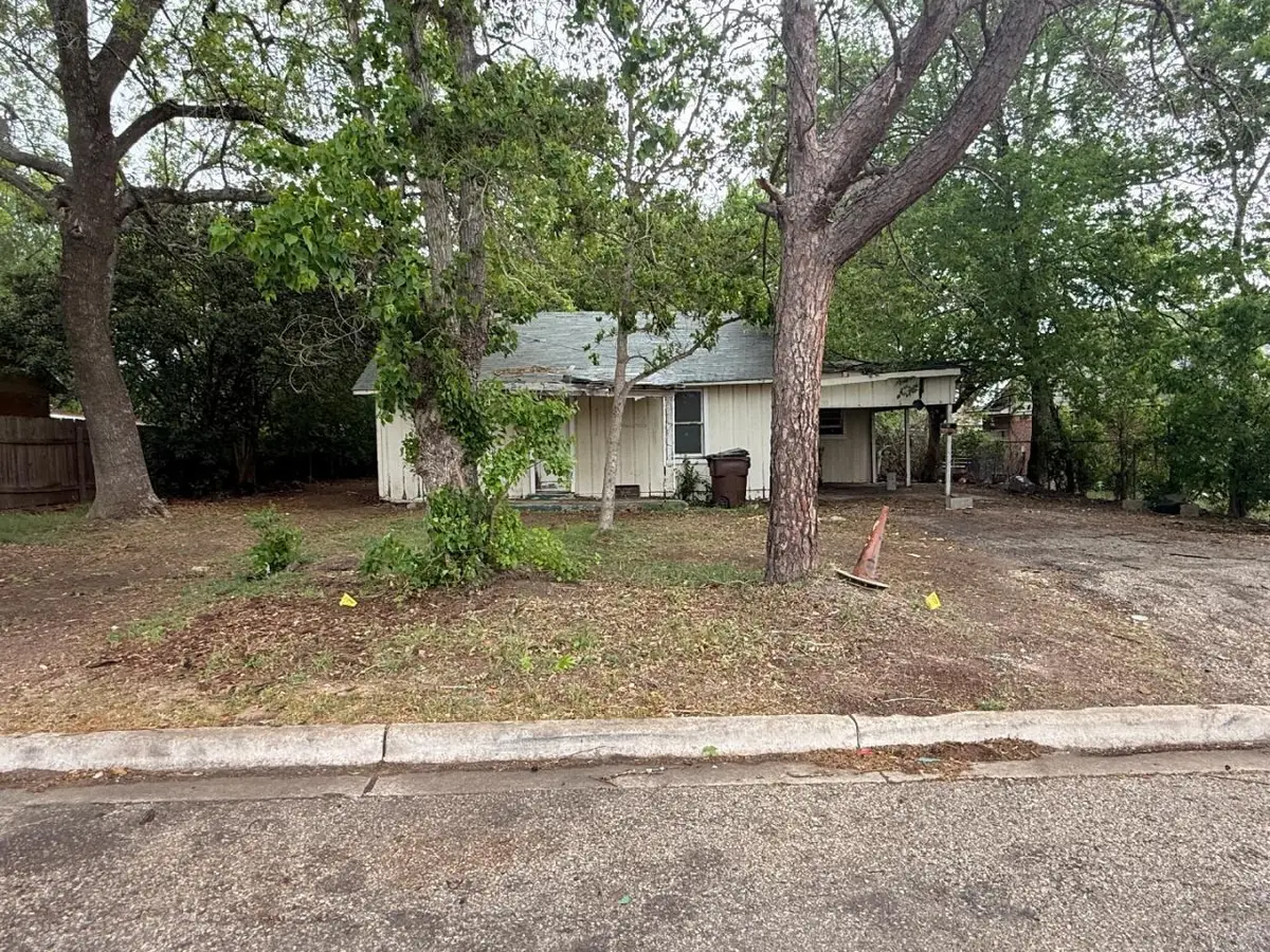 918 S Brazos St, Lockhart, TX 78644 - #1