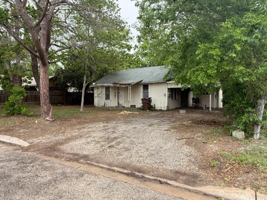 918 S Brazos St, Lockhart, TX 78644 - #2