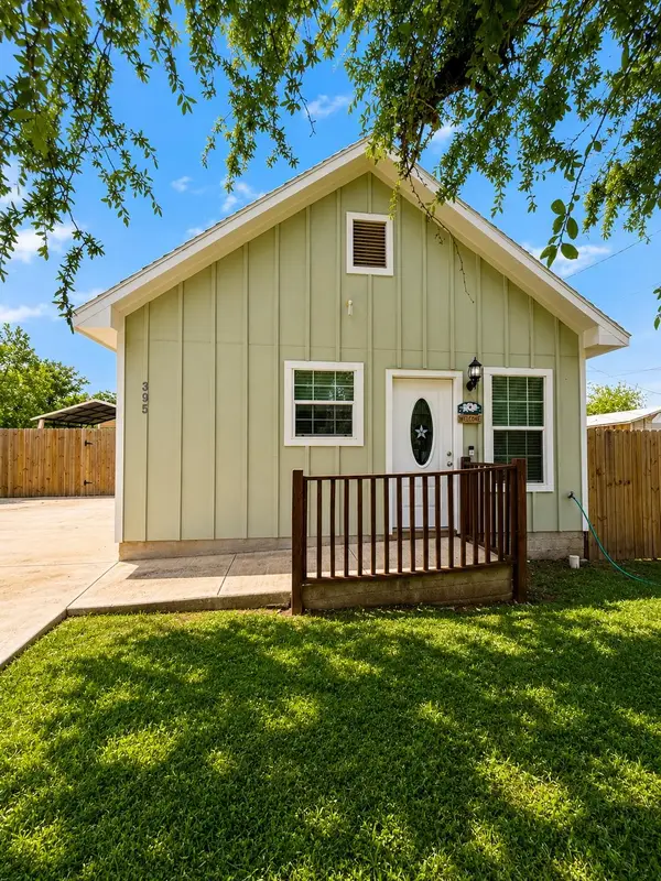 395 Willow Ave, Luling, TX 78648