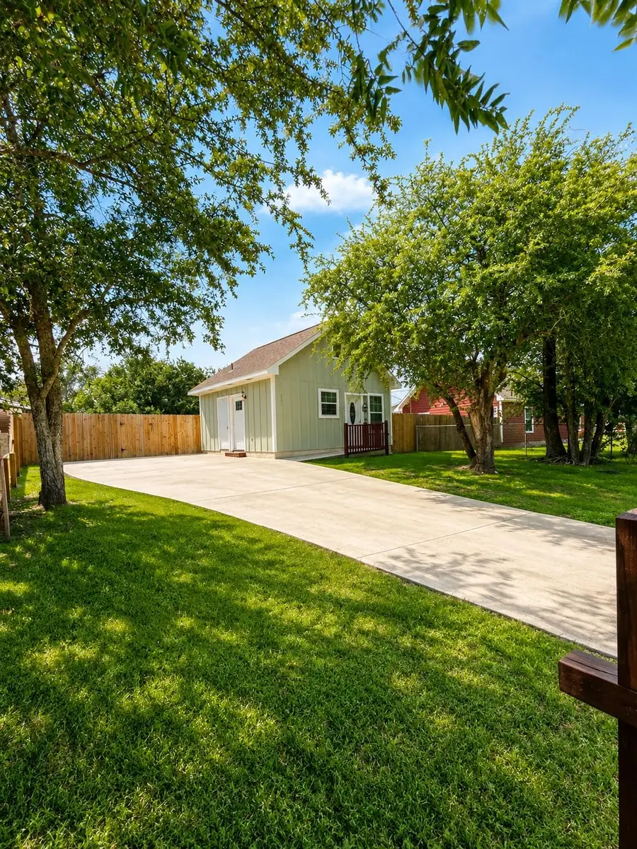 395 Willow Ave, Luling, TX 78648 - #3