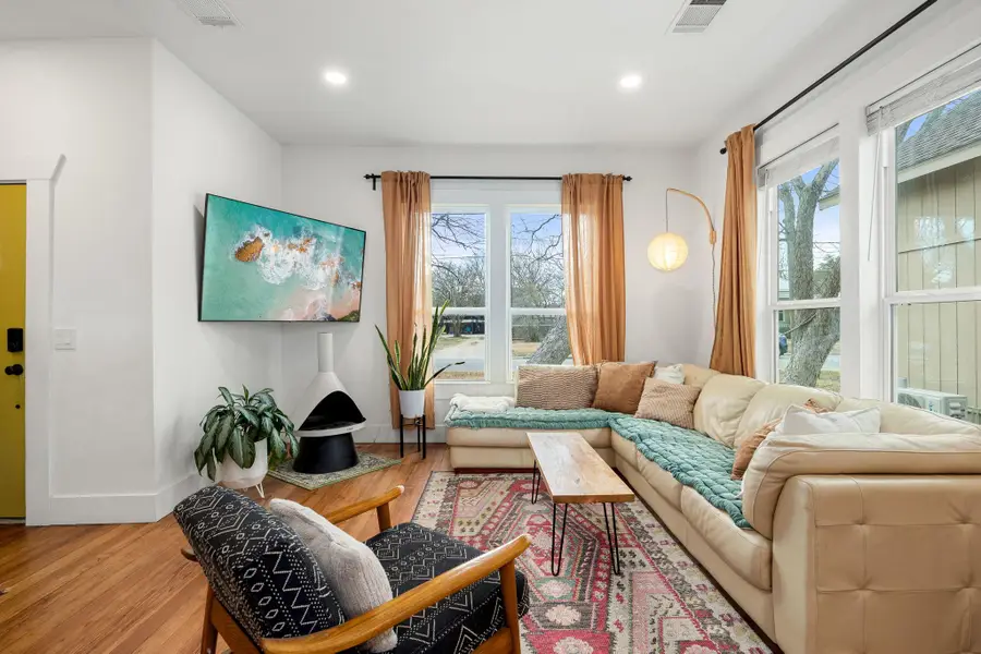 218 S Rio Grande St, Lockhart, TX 78644 - #3