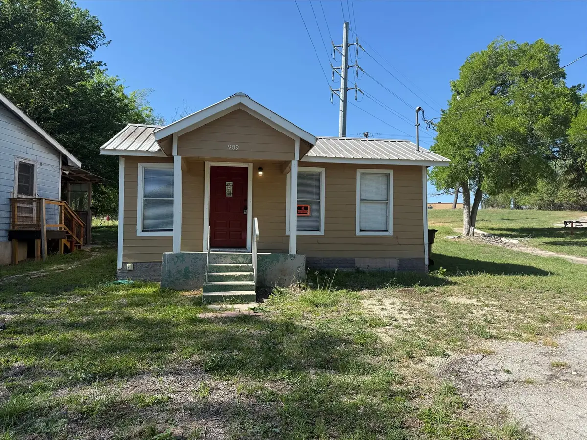 909 E Market St, Lockhart, TX 78644 - #1