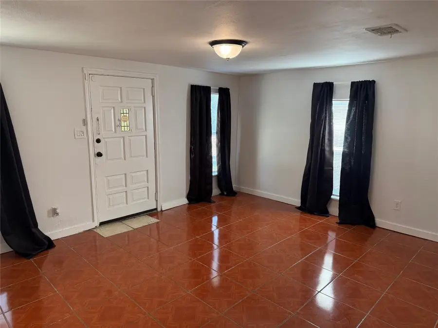 909 E Market St, Lockhart, TX 78644 - #3