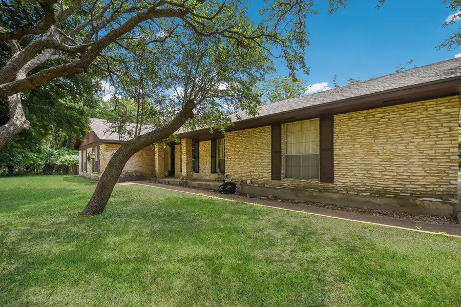 301 Navajo Trl, Georgetown, TX 78633 - Image #2