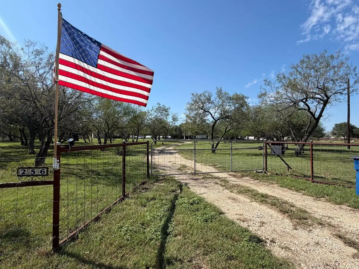 256 High Ridge Meadows Dr, Gonzales, TX 78629 - #1