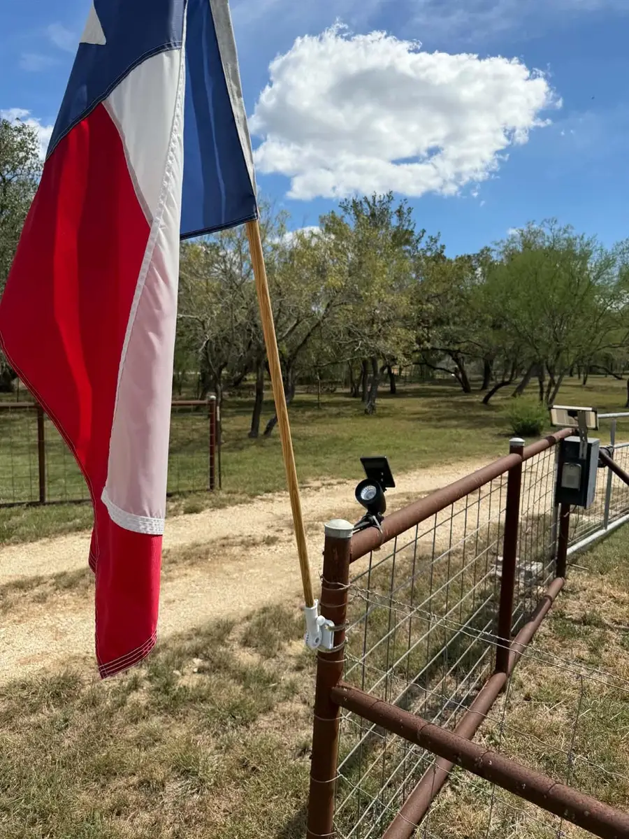256 High Ridge Meadows Dr, Gonzales, TX 78629 - #2