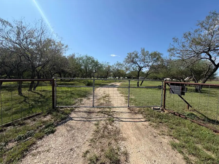 256 High Ridge Meadows Dr, Gonzales, TX 78629 - #3