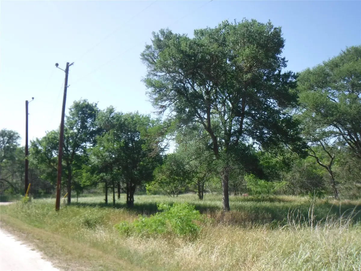 137 Winding Ln, Smithville, TX 78957 - Image #1
