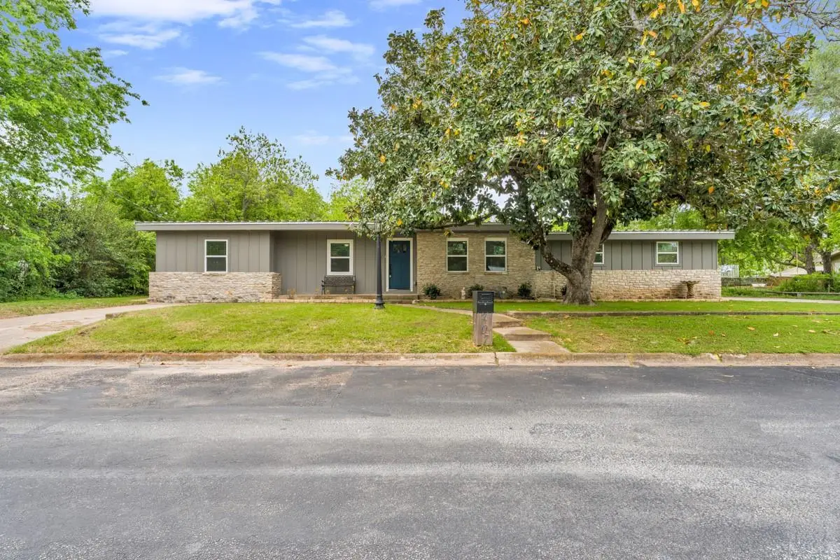 407 E Kerr St, Burnet, TX 78611 - #1