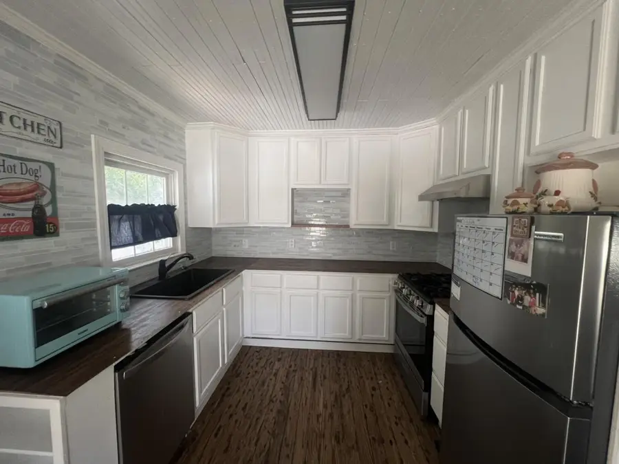 107 W 7th St, Elgin, TX 78621 - #3