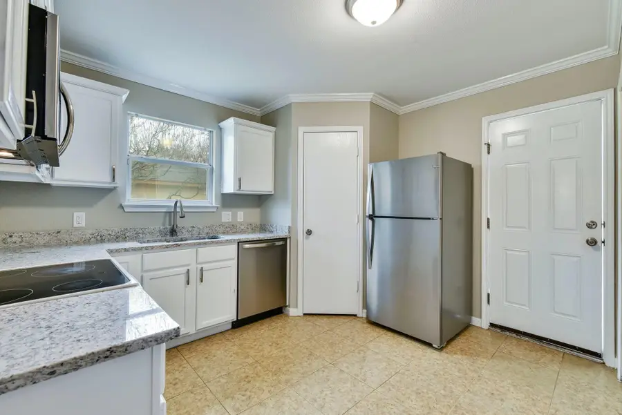 3000 Meadow Ln, Taylor, TX 76574 - Image #2