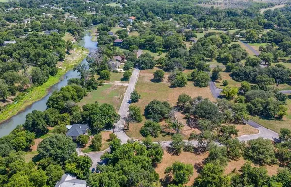 8 E Hampton Dr, Seguin, TX 78155