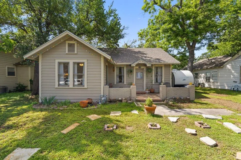 807 Cecelia St, Taylor, TX 76574 - #1