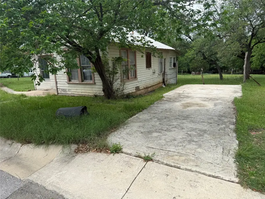 805 W Avenue C, Lampasas, TX 76550 - #2