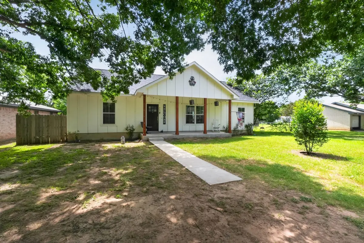 403 Lynch St, Smithville, TX 78957 - #1
