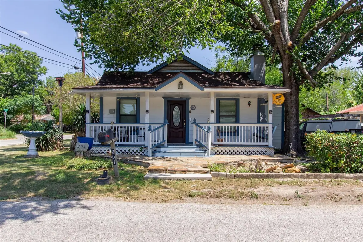 301 Holly Ave, Luling, TX 78648 - #1