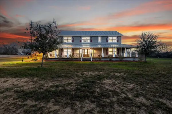 917 County Road 664, Devine, TX 78016