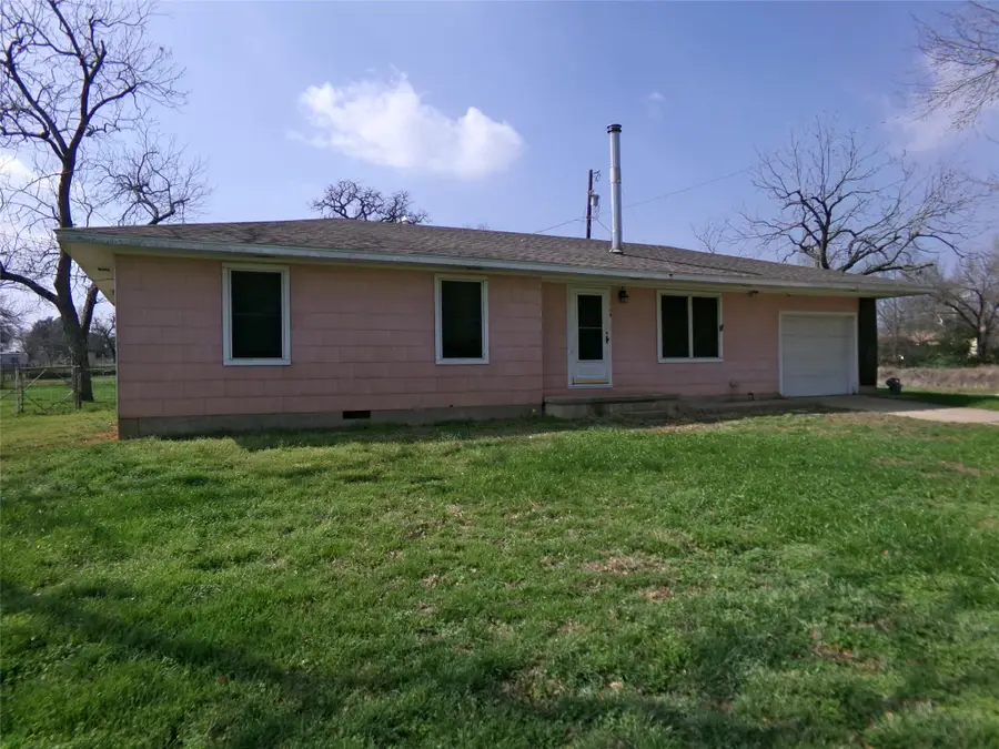 110 S Travis St, Rockdale, TX 76567 - #2