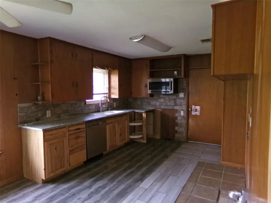 110 S Travis St, Rockdale, TX 76567 - #3