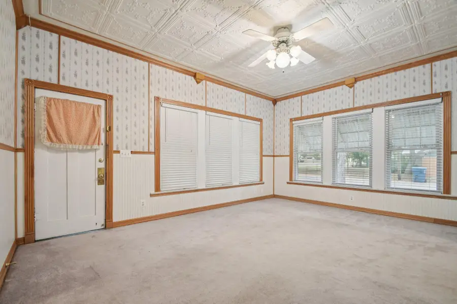 611 N Main St, Elgin, TX 78621 - #3