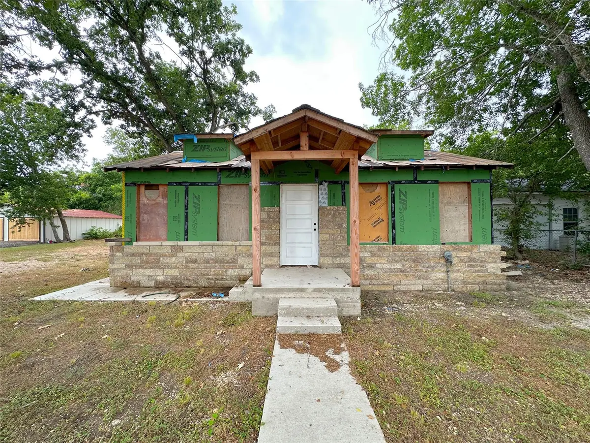 818 Plum St, Lockhart, TX 78644 - #1