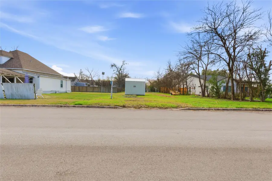 1725 Prather St, Taylor, TX 76574 - Image #2