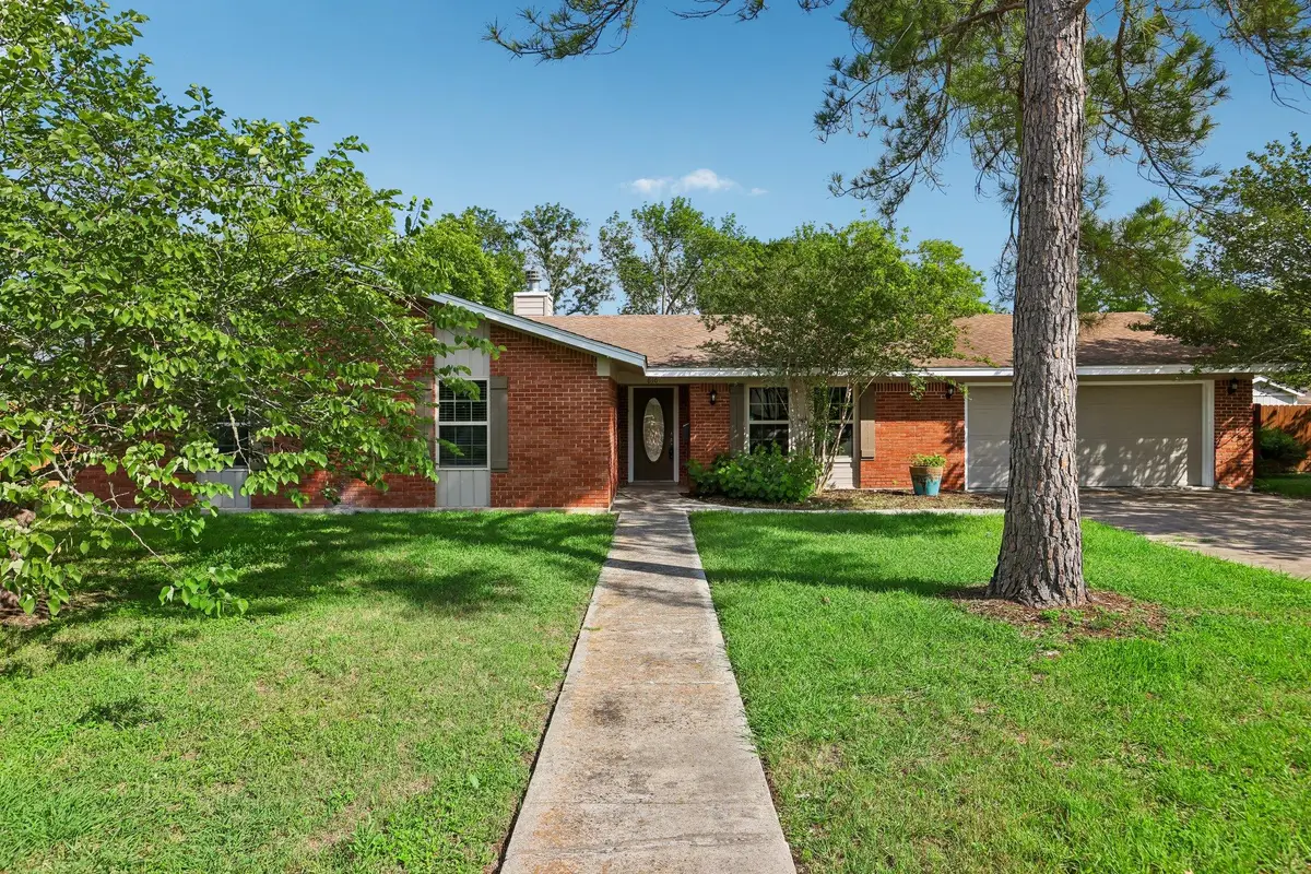 810 Vogel Dr, Lockhart, TX 78644 - #1