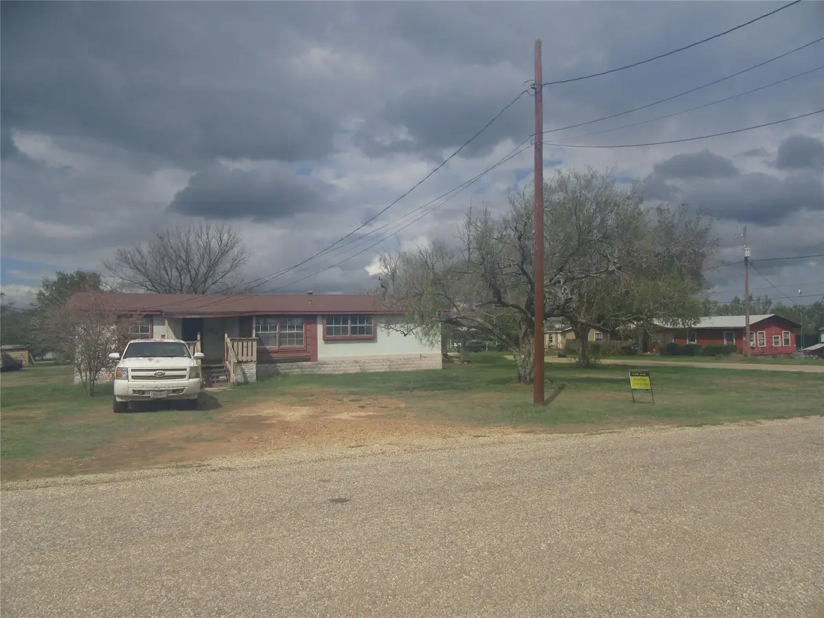 808 E 7th St, Nixon, TX 78140 - #1