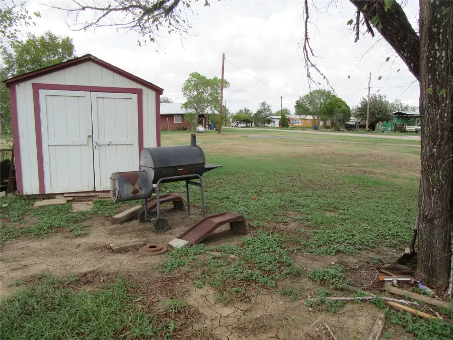 808 E 7th St, Nixon, TX 78140 - #3