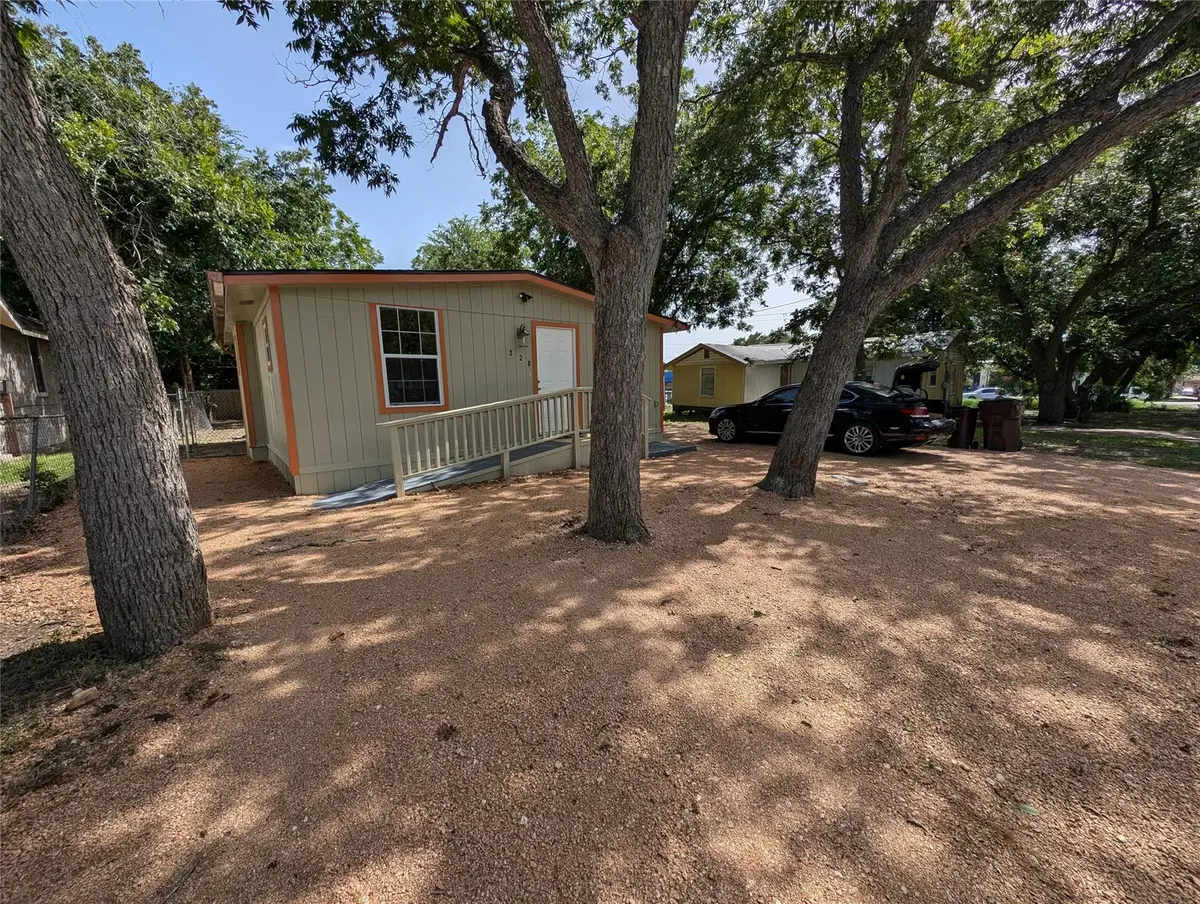 320 Laredo St, Lockhart, TX 78644 - Image #1