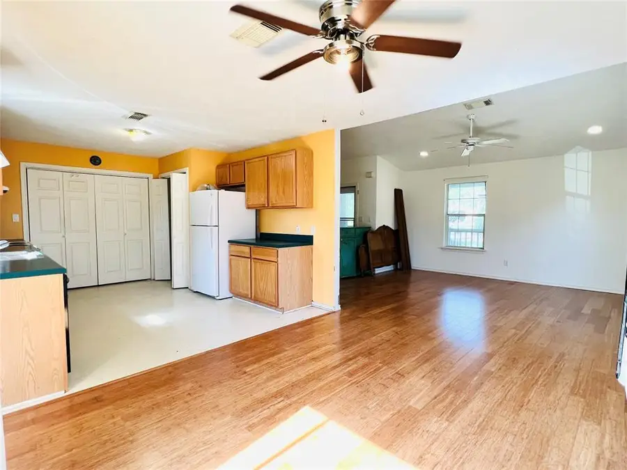 2105 W Gillis Ave, Cameron, TX 76520 - #3