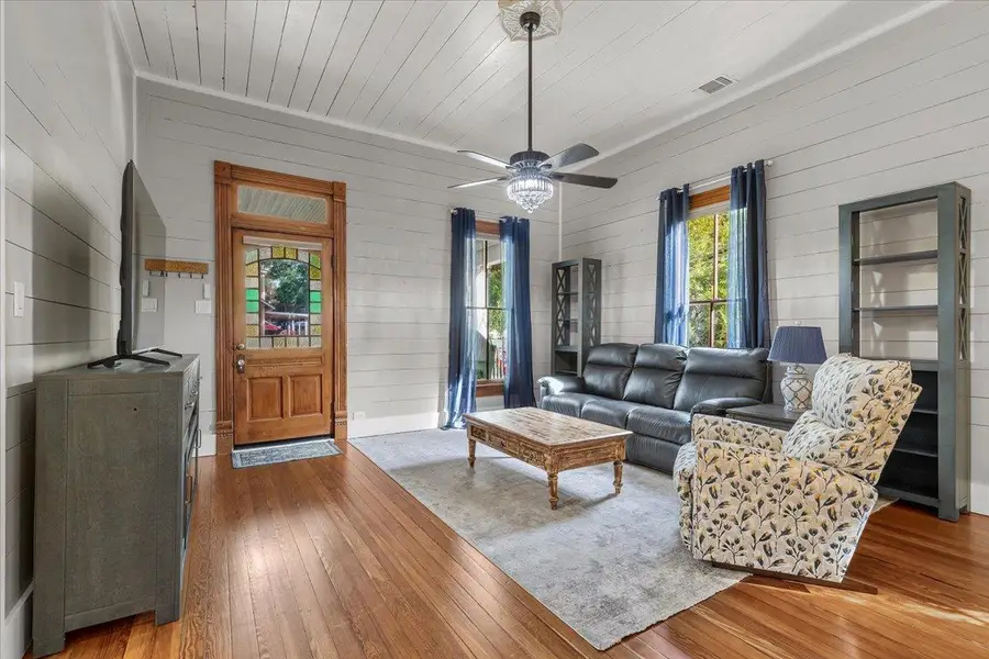 704 Gresham St, Smithville, TX 78957 - #3