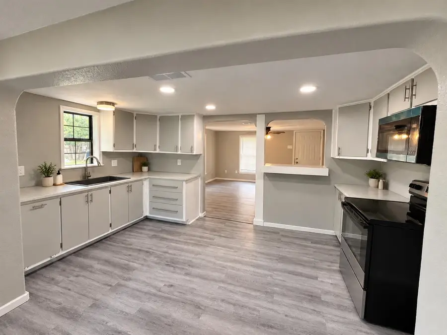 114 Royal St, Taylor, TX 76574 - #2