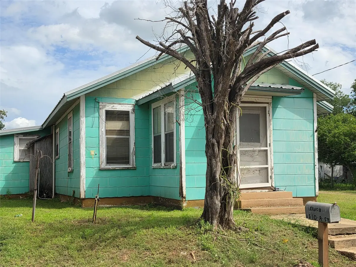 1510 A St, Floresville, TX 78114 - #1