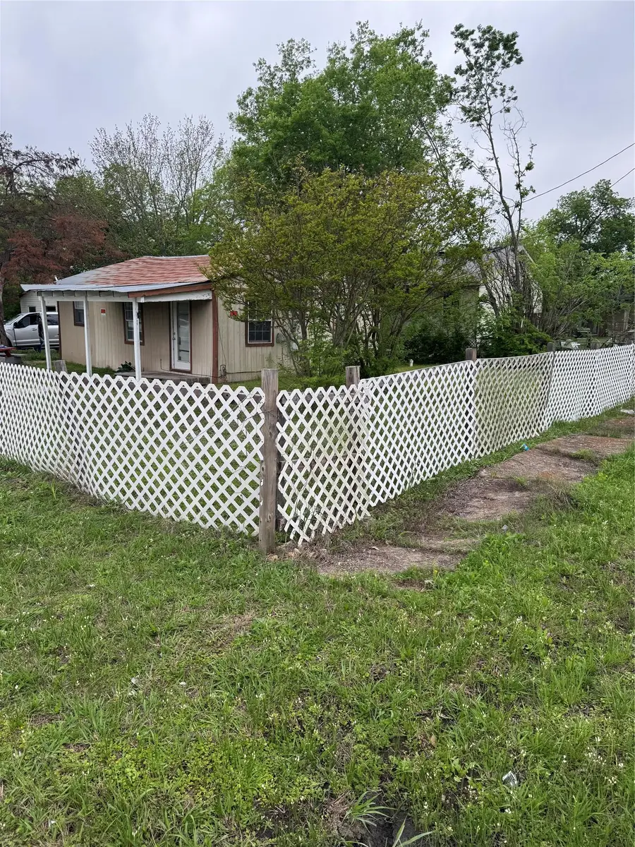 310 E Parsons St, Manor, TX 78653 - Image #2