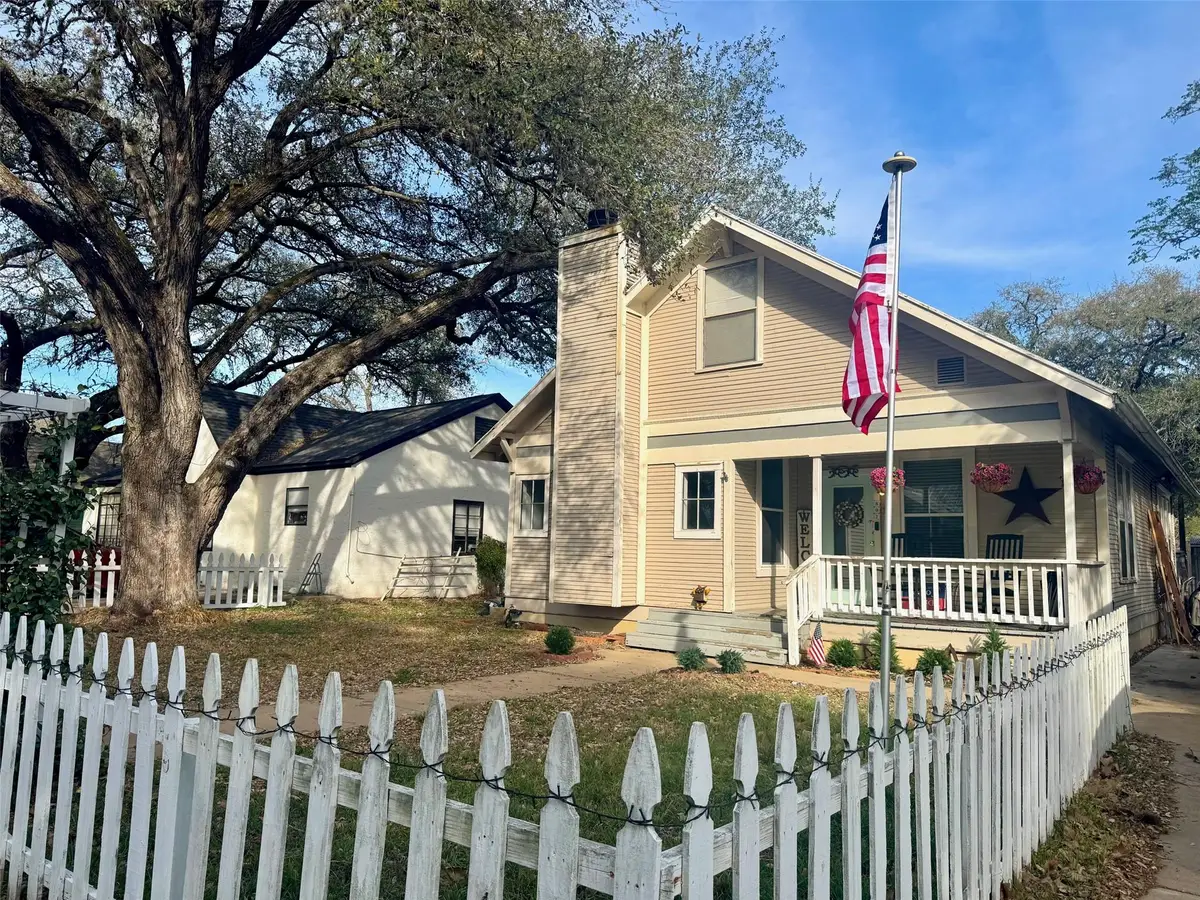 802 Hudgins St, Smithville, TX 78957 - #1