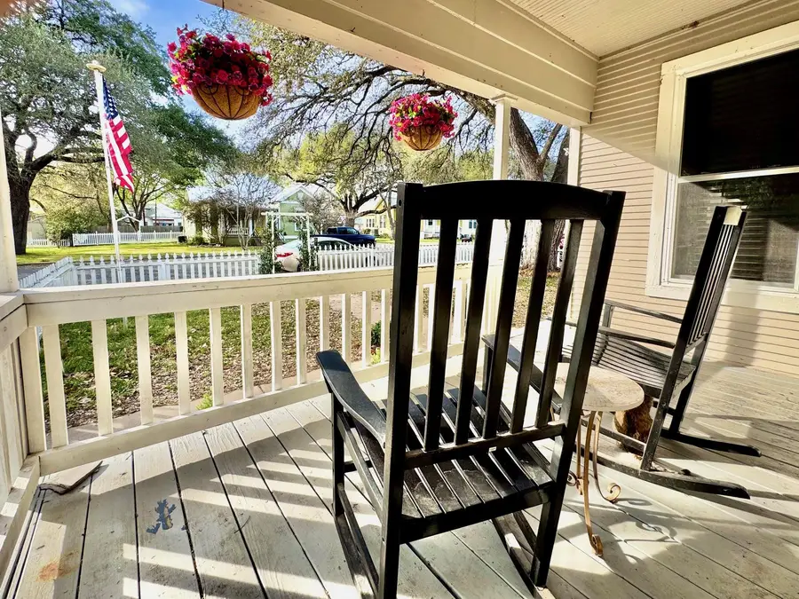 802 Hudgins St, Smithville, TX 78957 - #3