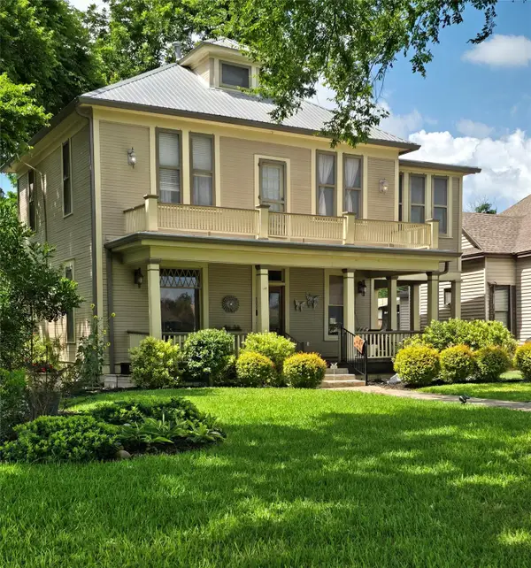 622 W 7th St, Taylor, TX 76574